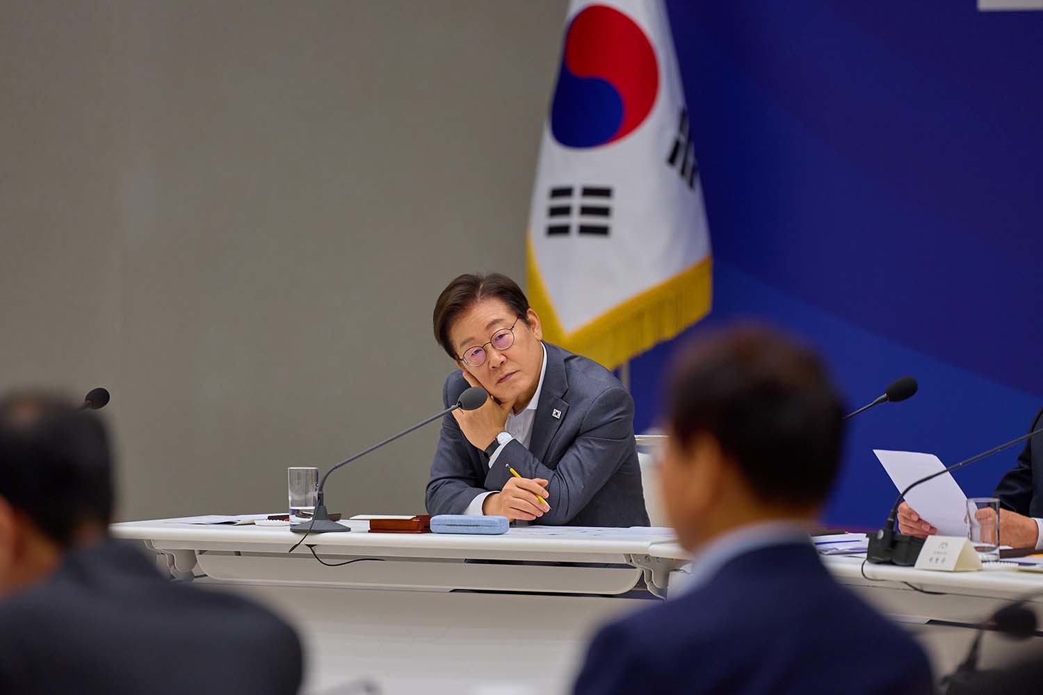 이재명 대통령이 지난 1일 서울 용산 대통령실 청사에서 열린 전국 시·도지사 간담회에서 발언을 듣고 있다.  / 이재명 대통령 SNS