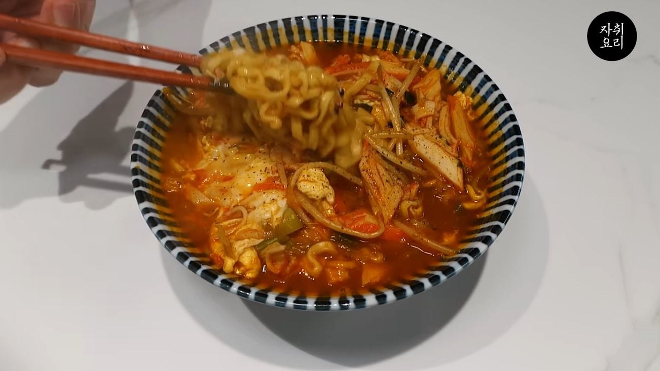 유튜브 채널 '자취요리신 simple cooking' 영상 속 '게살 짬뽕라면' 완성된 모습. / 유튜브 '자취요리신 simple cooking'