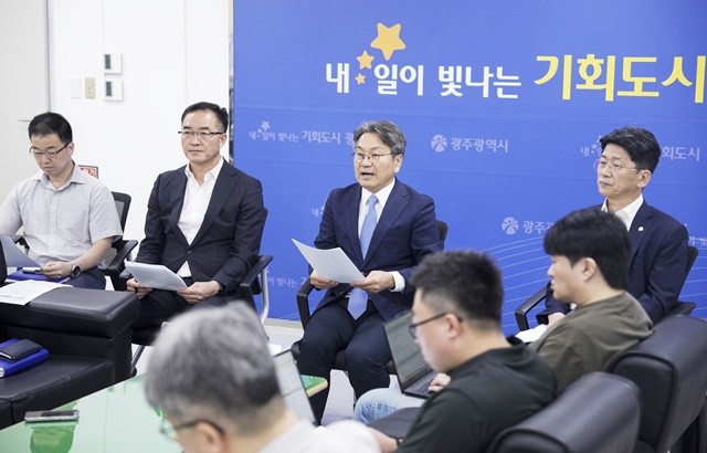 강기정 광주광역시장이 4일 오전 시청 5층 기자실에서 출입기자들과 차담회를 하고 인권감수성 제고를 위한 조사 결과 등 시정 주요현안을 설명하고 있다./광주광역시 제공