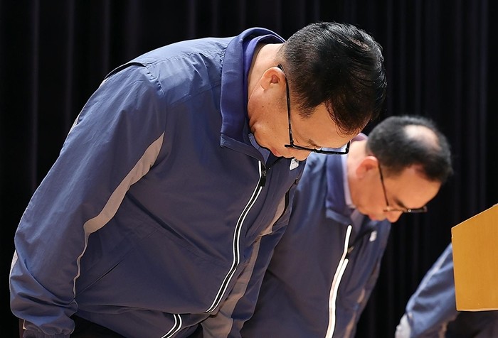 정희민 포스코이앤씨 대표이사가 7월 29일 오후 인천 연수구 포스코이앤씨 송도사옥에서 고속국도 공사 현장 사망사고와 관련해 사과문을 발표 후 고개 숙여 인사하고 있다. / 뉴스1