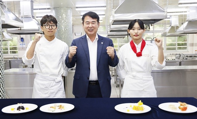 이정선 광주시교육감(가운데)이 4일 광주자연과학고에서 전국기능경기대회 요리 직종에 참여하는 학생 2명을 격려한 후 기념사진을 촬영하고 있다. / 광주시교육청 제공
