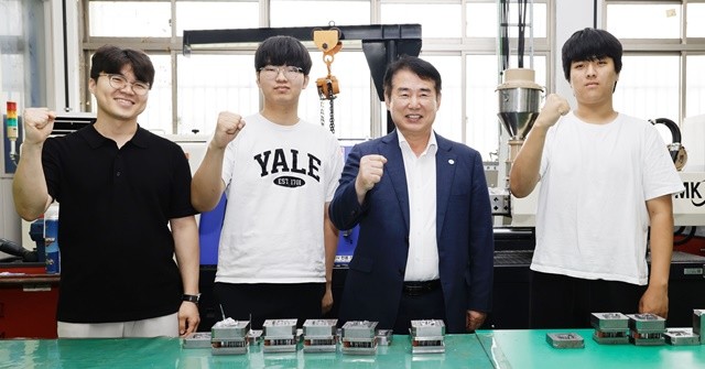 이정선 광주시교육감(왼쪽 3번째)이 4일 광주공업고에서 전국 기능경기대회 금형 직종에 참여하는 학생 2명과 지도 교사를 격려한 후 함께 기념사진을 촬영하고 있다. / 광주시교육청제공