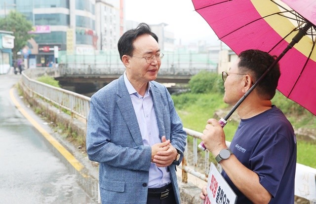 윤병태 나주시장(왼쪽)이 지역 사회단체 관계자와 해결방안을 찾기 위해 대화를 나누고 있다.
