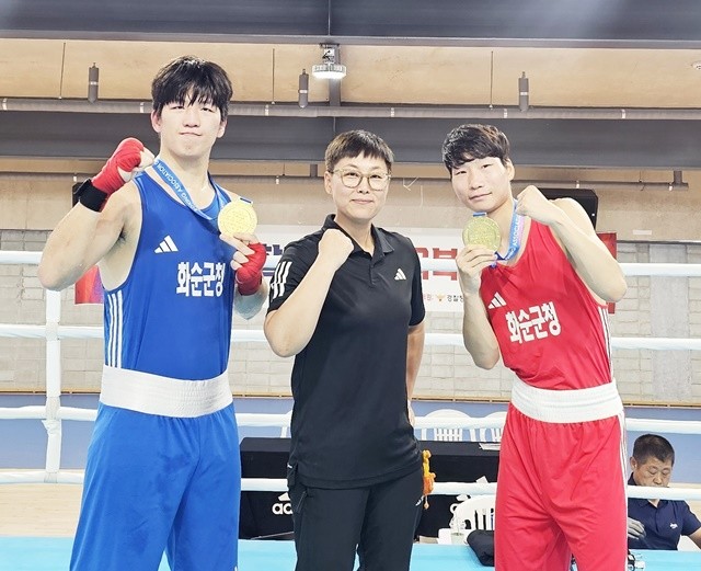 화순군청 복싱부(왼쪽부터 선현욱 선수, 박지선 코치, 성현태 선수)