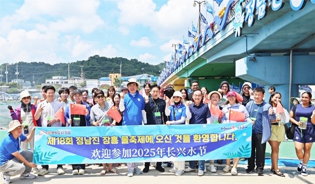 지난 8월 2일 “제18회 정남진장흥 물축제”에 방문한 중국 유학생을 축제장에서 김 성 군수는 환영했다.