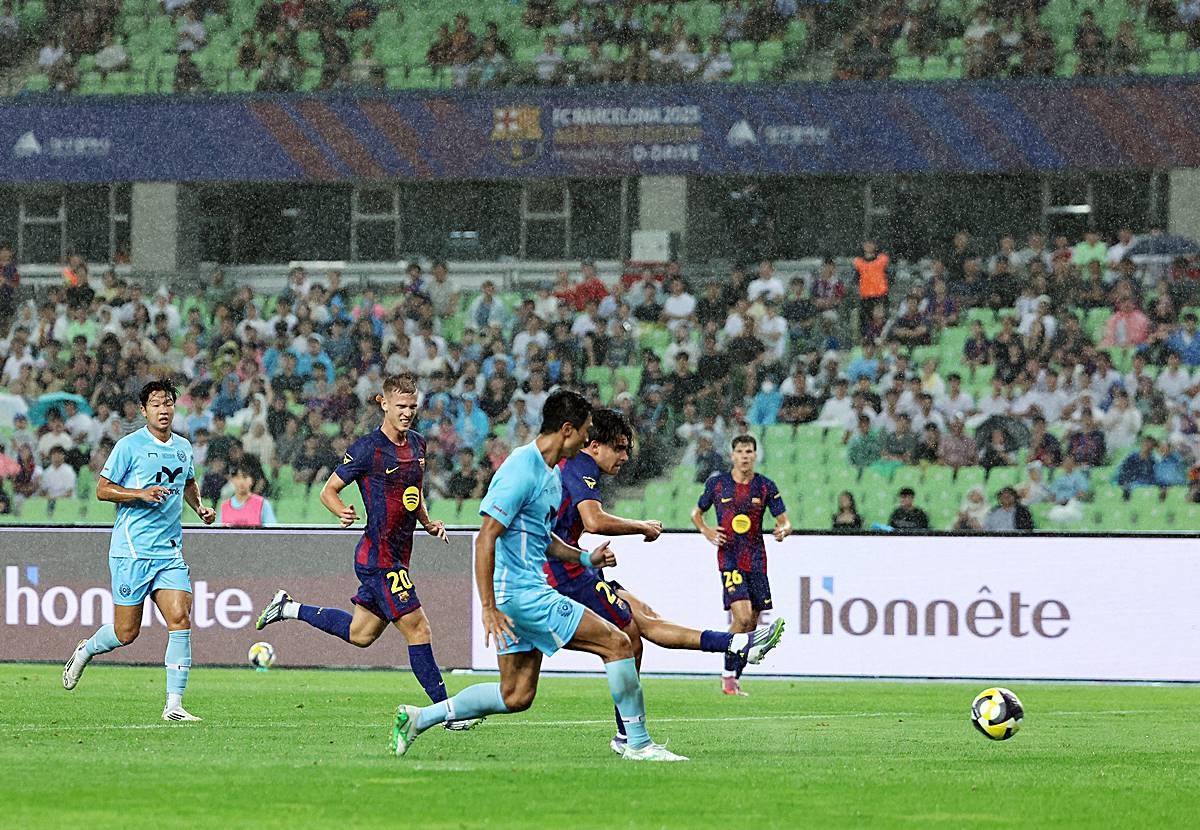 지난 4일 오후 대구 수성구 대구스타디움에서 열린 '2025 FC바르셀로나 아시아투어' 대구FC와 FC바르셀로나의 경기에서 후반 FC바르셀로나 안토니오 페르난데스가 팀의 네번째 골을 넣고 있다 / 뉴스1