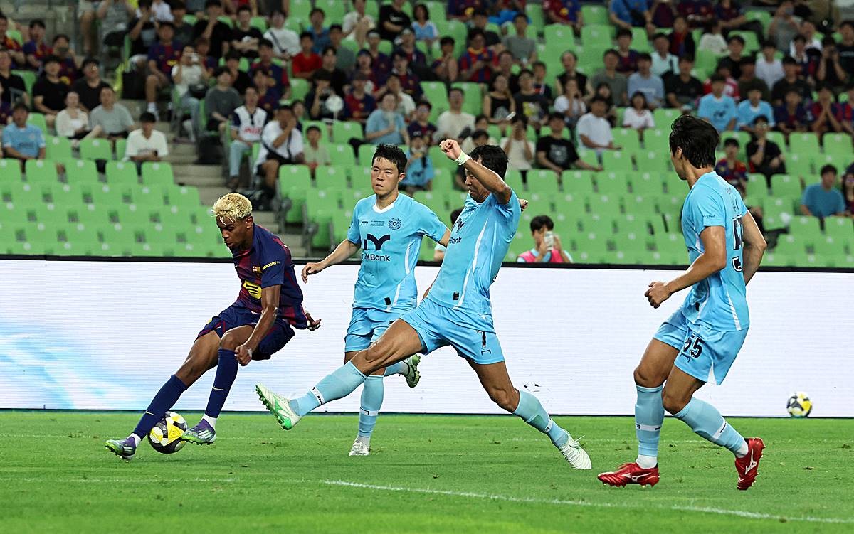 지난 4일 오후 대구 수성구 대구스타디움에서 열린 '2025 FC바르셀로나 아시아투어' 대구FC와 FC바르셀로나의 경기에서 전반 FC바르셀로나 라민 야말의 슛이 대구FC 수비를 따돌리고 있다 / 뉴스1