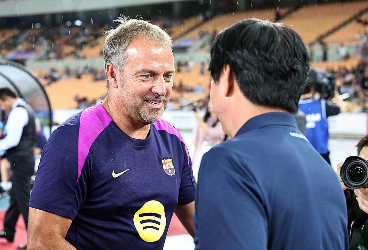 지난 4일 오후 대구 수성구 대구스타디움에서 열린 '2025 FC바르셀로나 아시아투어' 대구FC와 FC바르셀로나의 경기에서 한지 플릭 FC바르셀로나 감독과 김병수 대구FC 감독이 인사 나누고 있다 / 뉴스1