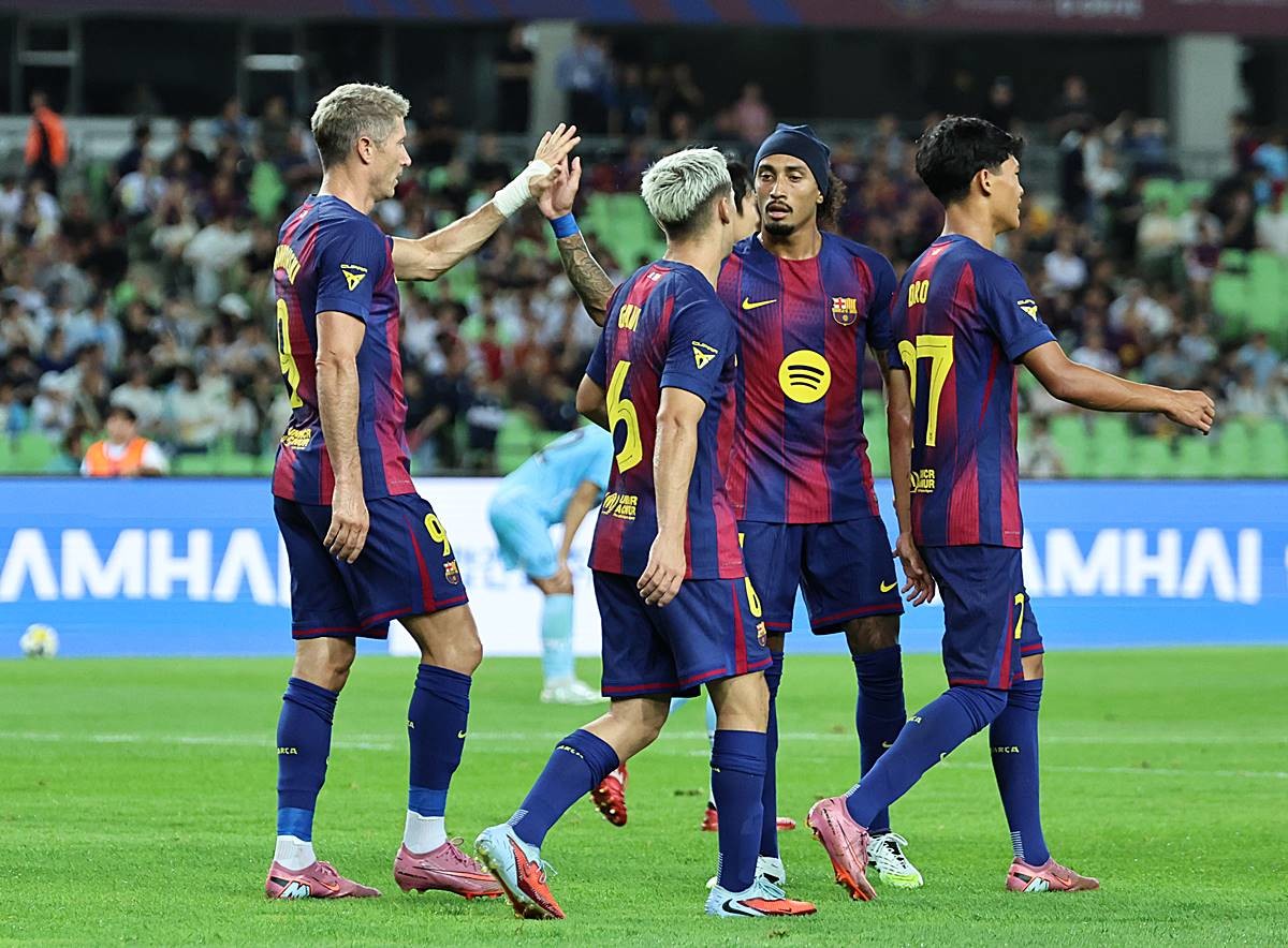 지난 4일 오후 대구 수성구 대구스타디움에서 열린 '2025 FC바르셀로나 아시아투어' 대구FC와 FC바르셀로나의 경기에서 전반 FC바르셀로나 레반도프스키가 팀의 두번째 골을 성공시킨 뒤 하피냐 등 동료들과 기쁨을 나누고 있다 / 뉴스1