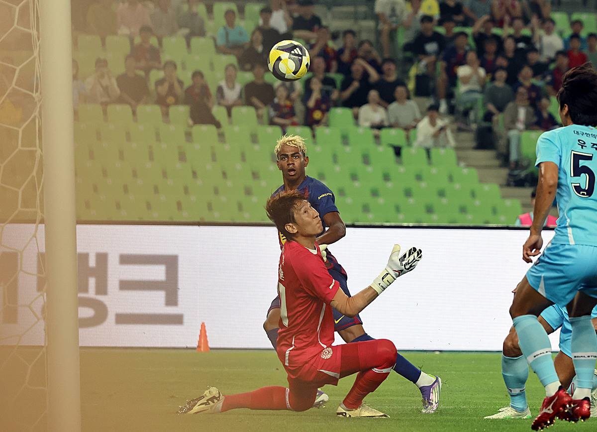 지난 4일 오후 대구 수성구 대구스타디움에서 열린 '2025 FC바르셀로나 아시아투어' 대구FC와 FC바르셀로나의 경기에서 전반 FC바르셀로나 라민 야말이 칩슛을 시도하고 있다 / 뉴스1