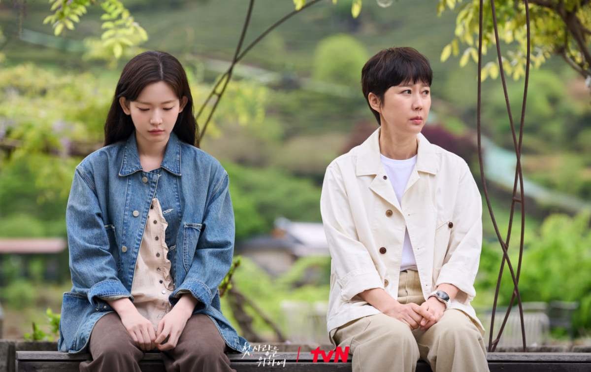 '첫, 사랑을 위하여' 스틸컷. 극에서 모녀 관계로 나오는 주연 최윤지와 염정아. / tvN 제공