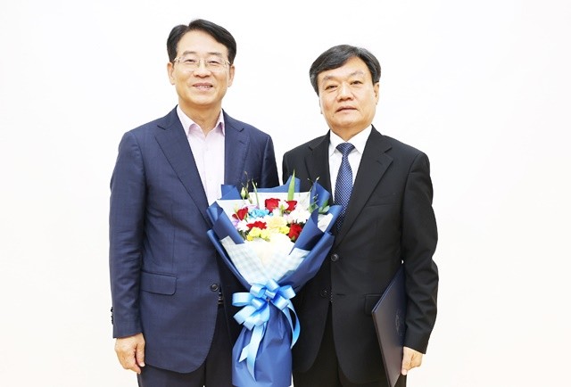 강진원 강진군수(왼쪽)와 강진군문화관광재단 김기태 신임 대표이사.