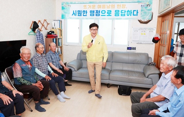 김철우 보성군수가 무더위 쉼터를 점검하고 있다.