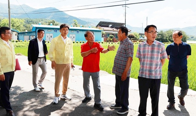 김철우 보성군수가 폭염대비 민생현장을 방문하고 있다.