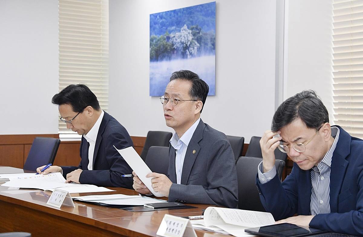 이형일 기획재정부 1차관(가운데)이 5일 오전 정부서울청사에서 물가관계장관회의를 주재하고 있다 / 연합뉴스, 기재부 제공