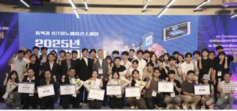 2025년 창업 아이디어 경진대회 수상팀들이 함께 자리를 했다 / 포항테크노파크 제공