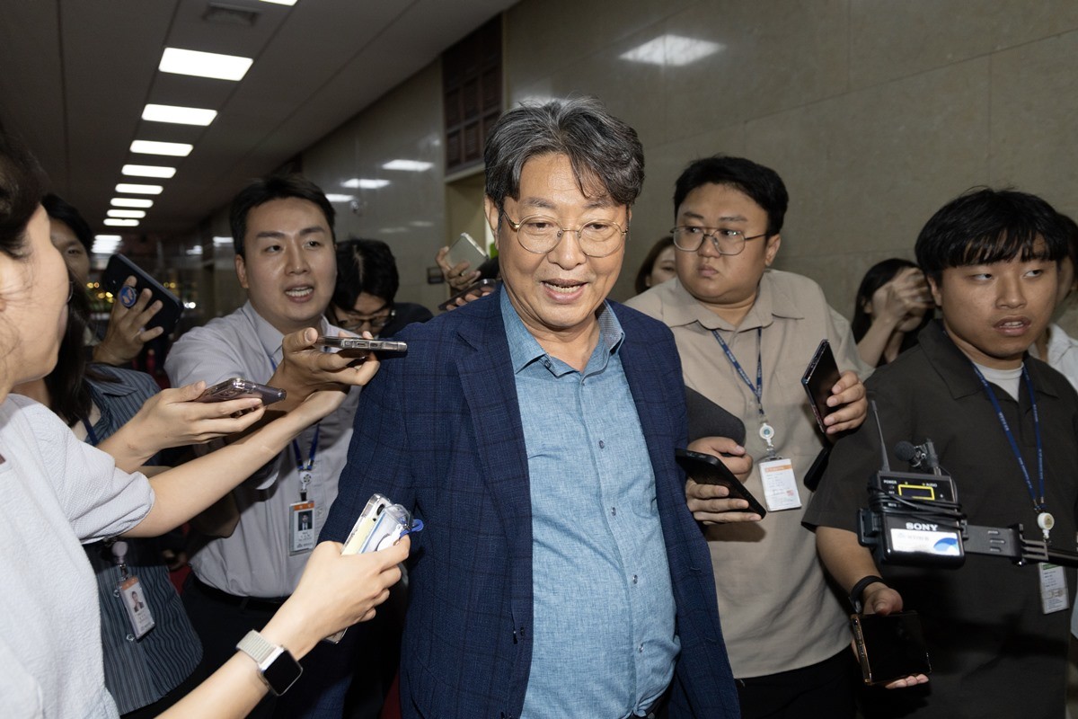 '주식 차명거래 의혹'이 제기된 이춘석 더불어민주당 의원이 5일 오후 서울 여의도 국회에서 방송법 개정안에 대한 무제한토론 종결동의의 건 투표를 마치고 본회의장을 빠져나가며 취재진에게 질문을 받고 있다. / 뉴스1