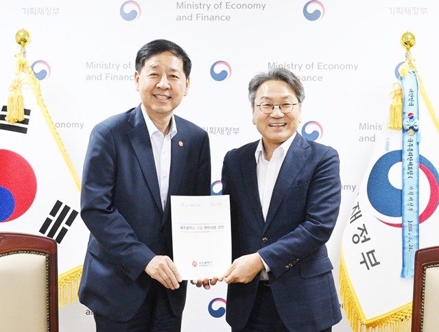 강기정 광주광역시장이 5일 정부서울청사에서 구윤철 경제부총리 겸 기획재정부 장관에게 내년도 광주시 주요 현안사업을 건의한 뒤 기념촬영을 하고 있다. /광주광역시 제공