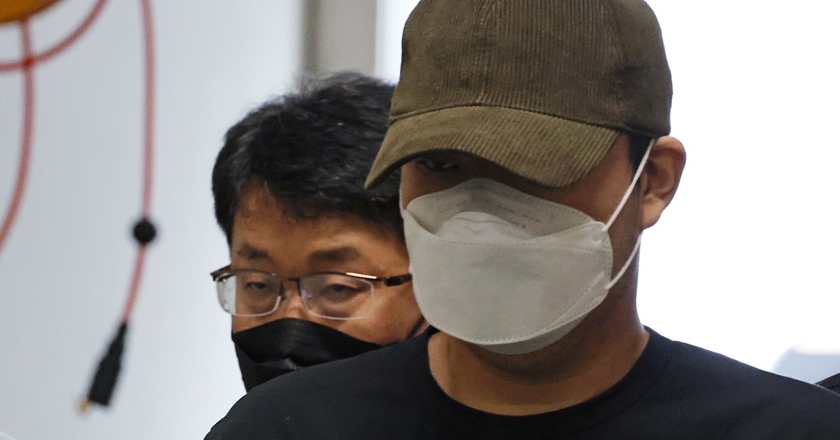 5일 오전 대전 교제살인 사건 피의자 B씨가 입원 중이던 병원에서 퇴원하면서 경찰에 체포돼 대전서부경찰서로 들어서고 있다. / 연합뉴스