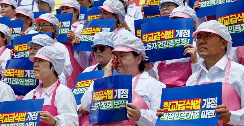 작업복을 입은 학교급식조리사들이 2일 서울 여의도 국회 본청 계단에서 열린 민주노총 서비스연맹 전국학교비정규직노동조합 '학교급식 노동자 건강과 안전 확보를 위한 학교급식법 개정안 발의 기자회견'에서 손팻말을 들고 있다. / 뉴스1