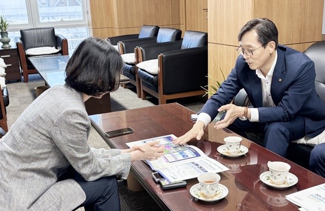 우승희 영암군수가 지방시대위원회를 방문 현안사업 설명을 하고있다.