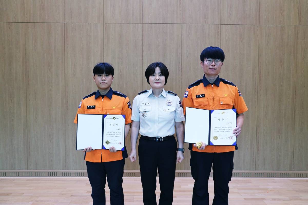 청송소방서 이정희서장은 소중한 생명을 구한 소방교 황영광,황정훈에 대한 하트세이버 수여식 가쳤다./소방서 제공