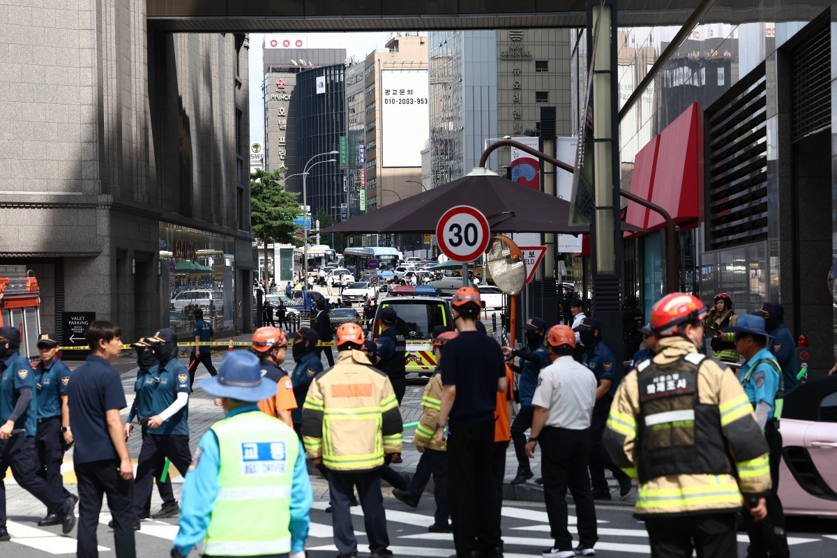 지난 5일 오후 서울 신세계백화점 본점에서 한 인터넷 커뮤니티에 해당 백화점 내부에 폭발물을 설치했다는 협박글이 올라와 경찰특공대 등이 현장에 출동해 조사하고 있다. / 뉴스1