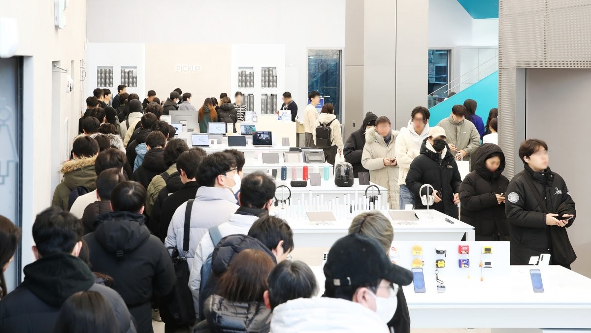 지난 2월 4일 삼성 강남에서 '갤럭시 S25 시리즈' 사전 개통을 위해 방문한 고객들 모습 / 뉴스1