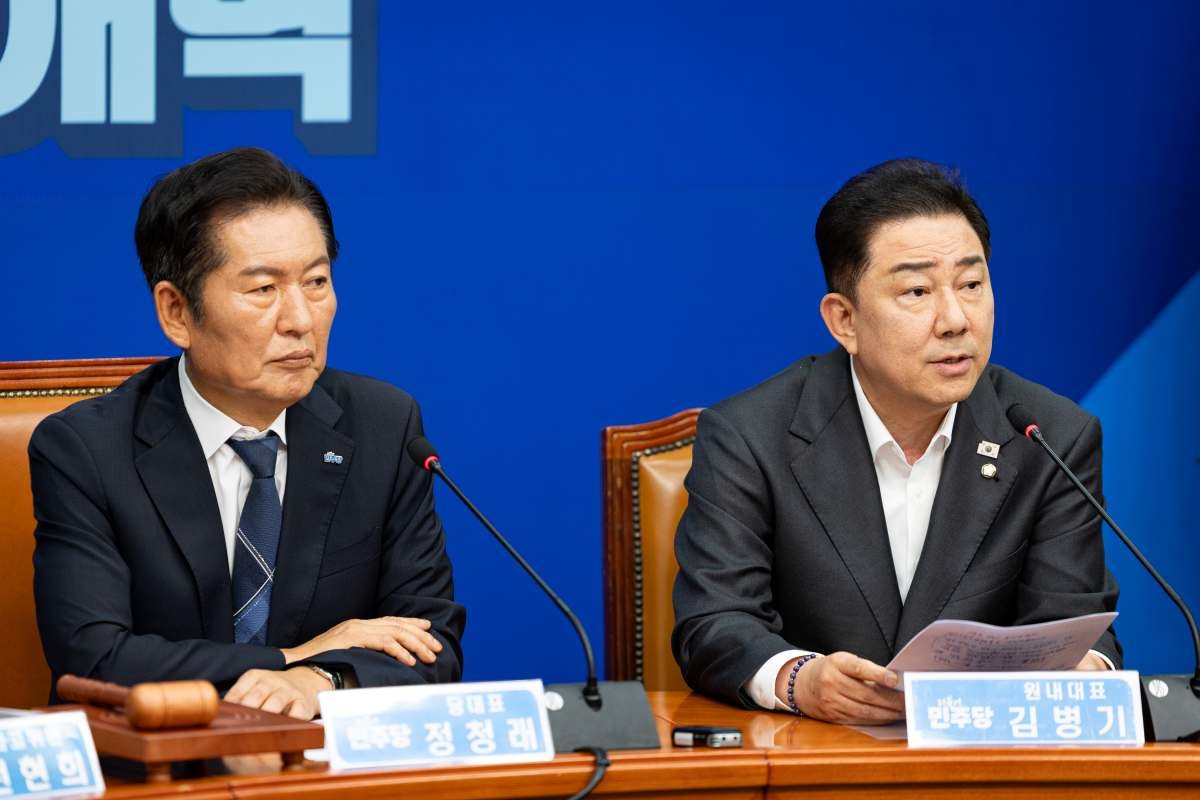 정청래 더불어민주당 대표와 김병기 더불어민주당 원내대표. / 뉴스1