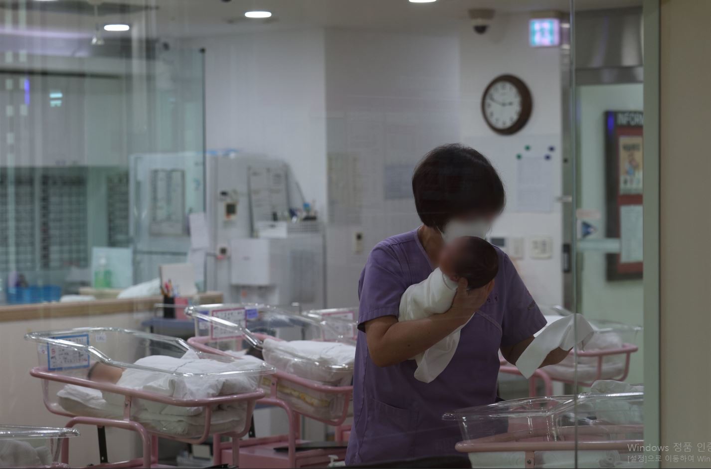 신생아를 돌보는 산후조리원 / 연합뉴스