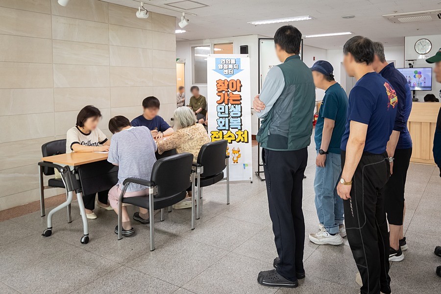 지난 5일 심곡로 소망의집에서 찾아가는 신청 업무 처리 중인 서구