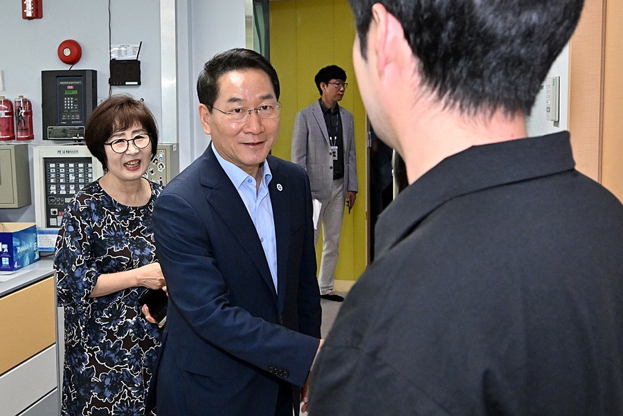 유정복 인천광역시장이 6일 연수구 동심원에서 직원들을 격려하고 있다