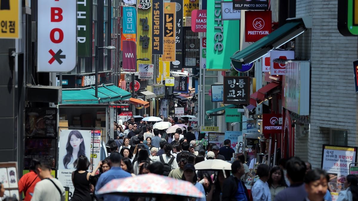 서울 중구 명동을 찾은 내외국인들이 쇼핑과 식당 등을 이용하고 있다. / 뉴스1