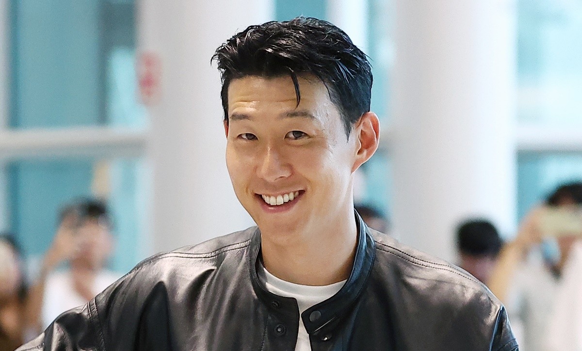 토트넘과 결별 소식을 전한 손흥민이 지난 5일 인천국제공항을 제2여객터미널 출국장으로 향하고 있다. 기사 이해를 돕기 위한 자료 사진. 토트넘을 떠난 손흥민의 이적팀이 최종 확정됐다는 소식이 6일 전해졌다. / 연합뉴스
