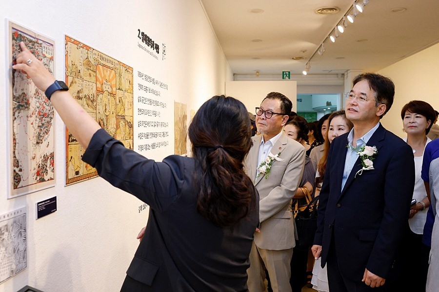 광복 80주년 기념 특별기획전시 작품 설명을 듣고 있는 이동환 고양특례시장과 관람객들