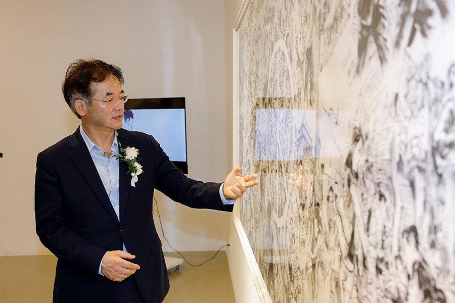 광복 80주년 기념 특별기획전시 작품을 관람하고 있는 이동환 고양특례시장