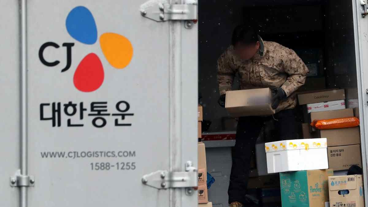 서울에 위치한 CJ대한통운택배 터미널에서 택배기사들이 배송 준비작업을 하고 있다. / 뉴스1