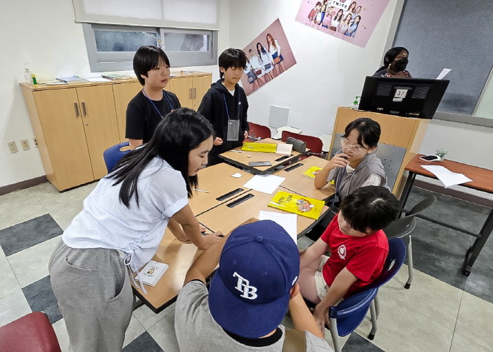 한·일 초중학생들이 대구경북영어마을 영어캠프에 함께 참여하고 있다. / 영진전문대 제공