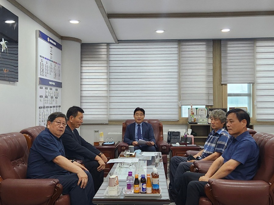 김운남 의장(가운데)