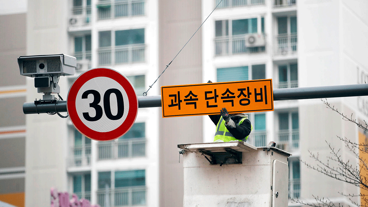 어린이보호구역에서 과속단속 카메라가 설치되고 있다. / 뉴스1