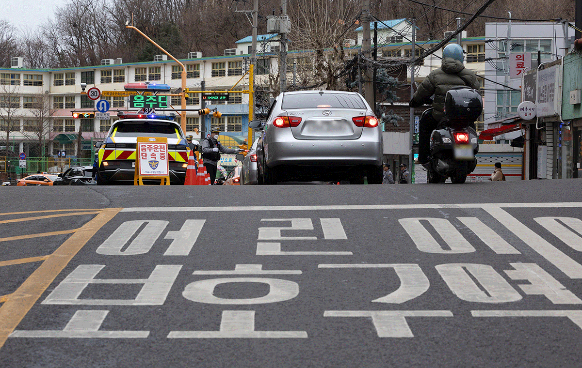 서울 서대문구 고은초등학교 앞에서 신학기 안전한 학교 만들기 캠페인의 일환으로 경찰들이 음주단속을 하고 있다. / 뉴스1