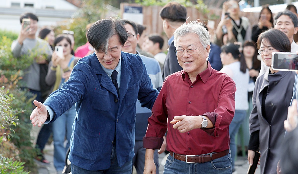 문재인 전 대통령(오른쪽)과 조국 전 조국혁신당 대표 모습. 기사 이해를 돕기 위한 자료 사진 / 연합뉴스
