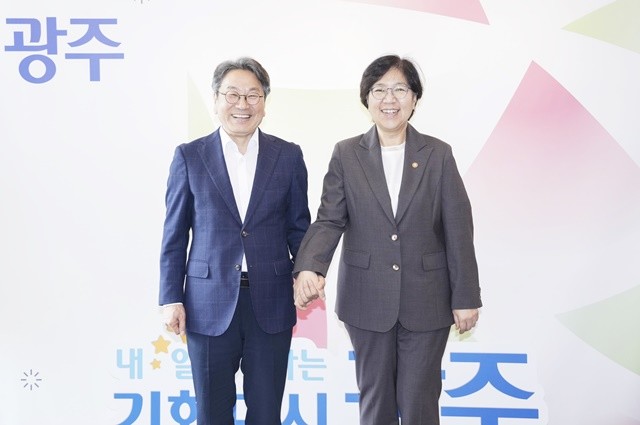 강기정 광주광역시장이 6일 오후 광주시 통합돌봄 정책 현장간담회 참석을 위해 시청을 방문한 정은경 보건복지부 장관과 기념촬영을 하고 있다./광주광역시 제공