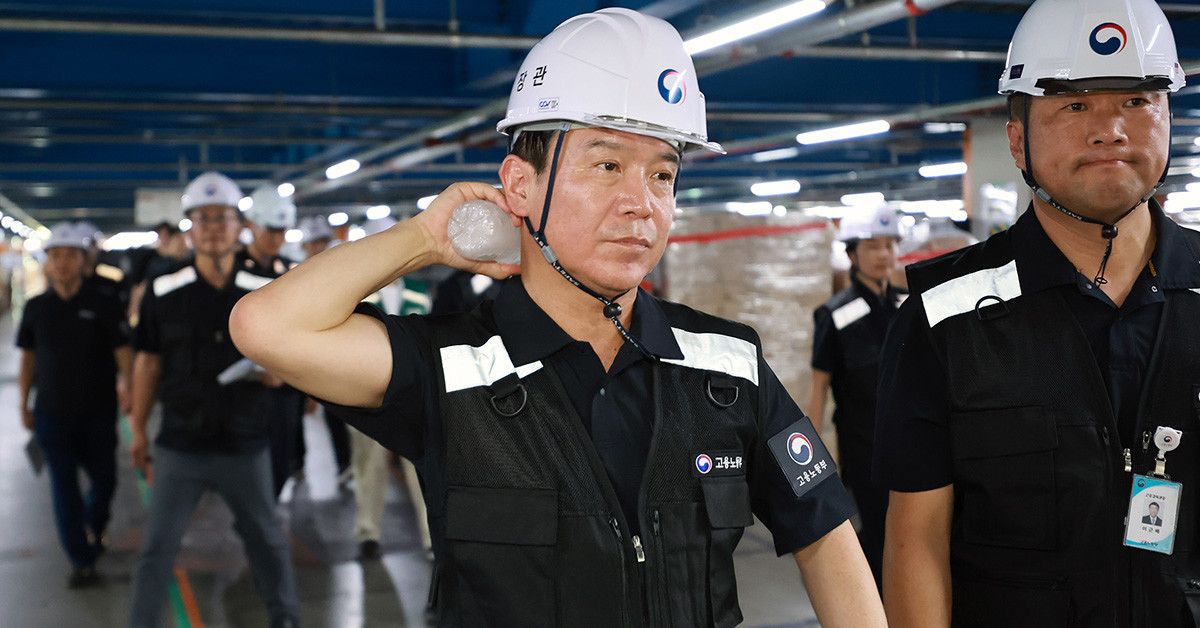 김영훈 고용노동부 장관이 30일 경기 화성시 쿠팡 동탄물류센터를 불시 방문해 폭염 속 노동자들의 작업 및 휴식 환경을 점검하고 있다. / 뉴스1