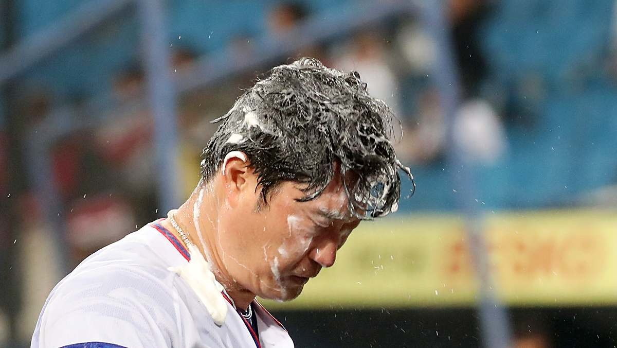KBO리그 사상 첫 통산 400세이브를 달성한 뒤 동료 선수들의 축하를 받은 오승환 모습. / 뉴스1
