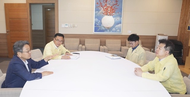 강기정 광주광역시장이 지난 7월29일 시청 접견실에서 김용균 행정안전부 안전정책실장과 이선무 중앙합동조사단 광주반장(행안부 농축산해양재난대응과장)을 만나 광주시 피해지역의 신속한 특별재난지역 지정과 국고 지원 필요성을 강조하고 있다./광주광역시 제공