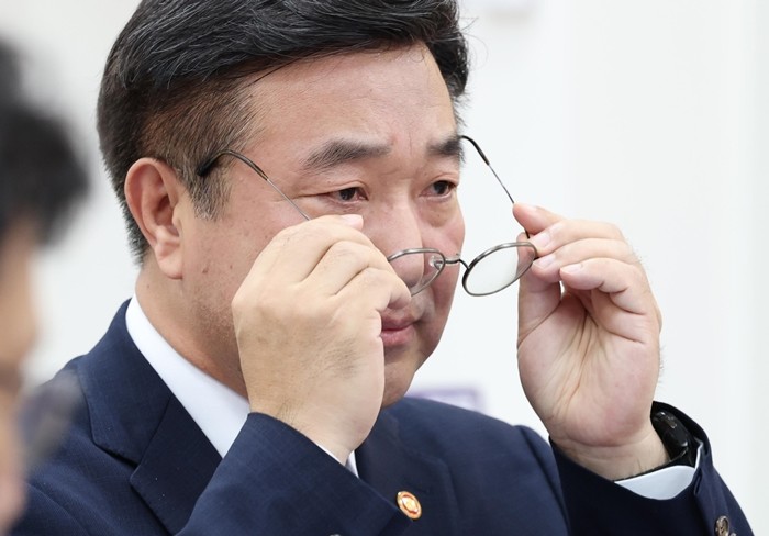 윤호중 행안부 장관이 4일 오후 서울 종로구 별들의 집을 찾아 이태원 참사 희생자 유가족들과 면담을 위해 안경을 고쳐쓰고 있다. / 뉴스1
