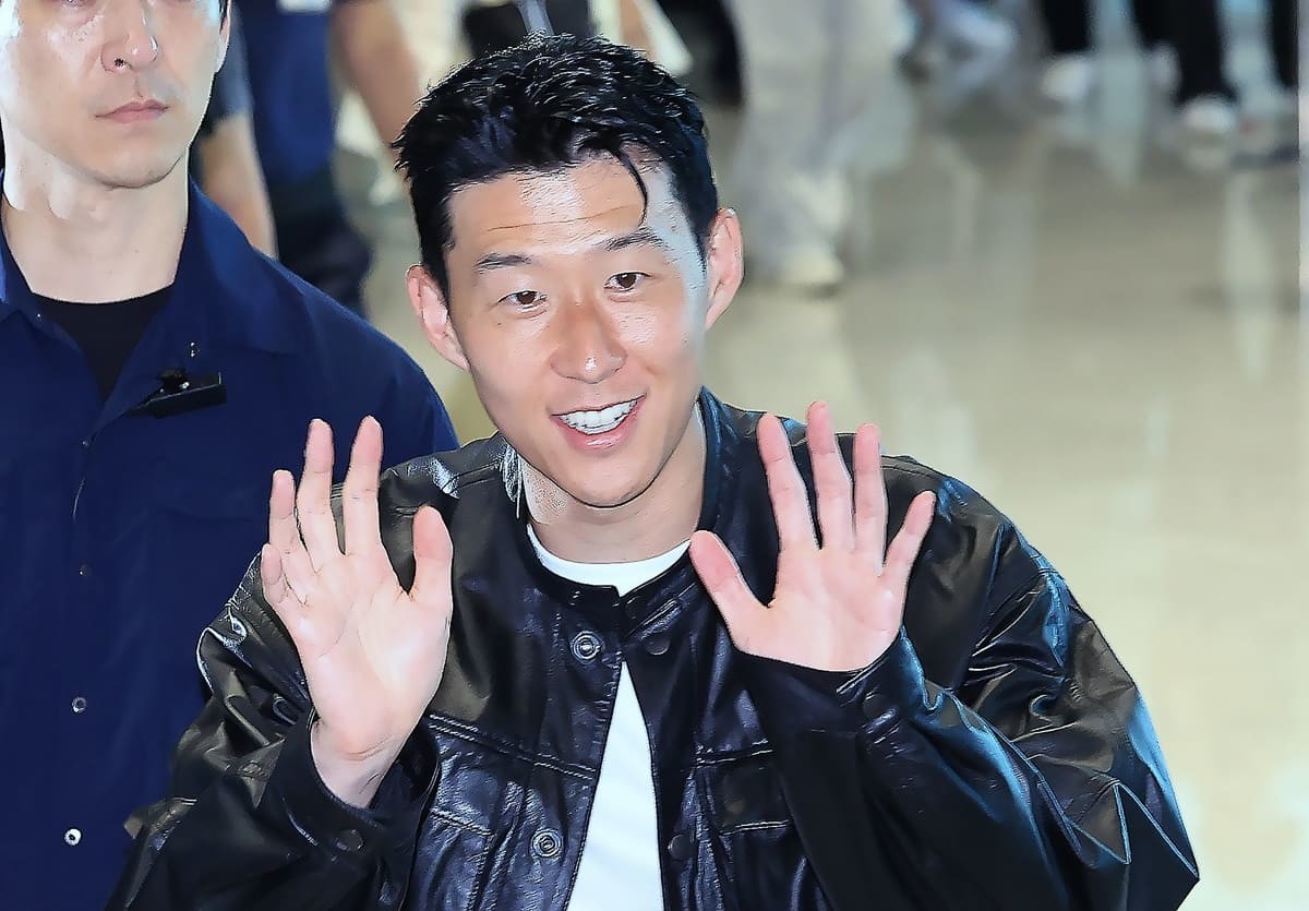 잉글랜드 프리미어 리그(EPL) 토트넘 훗스퍼와의 동행을 마친 손흥민이 5일 오후 인천국제공항을 통해 출국하고 있다. 손흥민은 현재 미국 메이저리그사커(MLS) LA FC와 협상을 진행 중으로 알려졌다. / 뉴스1