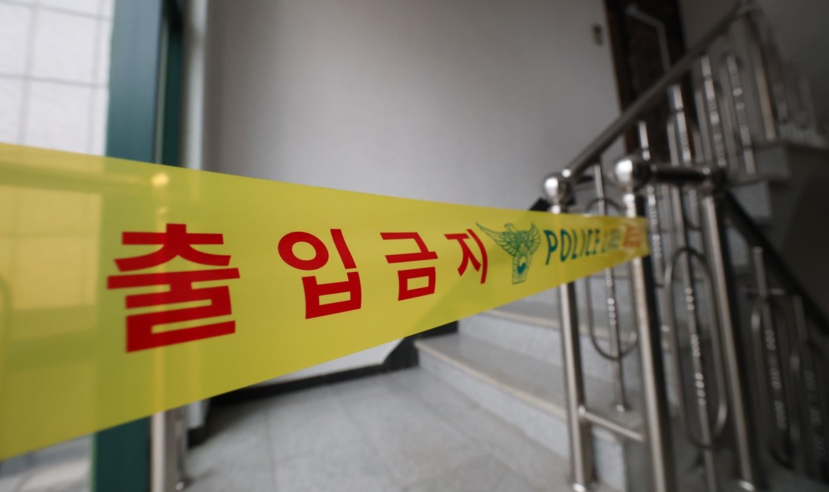 기사 이해를 돕기 위한 자료 사진. 기사 속 사건과 직접적인 관련이 없는 자료 사진. 전북 전주덕진경찰서는 남편을 살해하려 한 혐의(살인미수)로 50대 여성 A 씨를 조사 중이라고 7일 밝혔다. 경찰에 따르면 50대 여성 A 씨는 지난 6일 오후 11시 10분쯤 전주시 덕진구에 있는 자택에서 남편인 60대 남성 B 씨의 목을 졸라 살해하려 한 혐의를 받고 있다. / 뉴스1