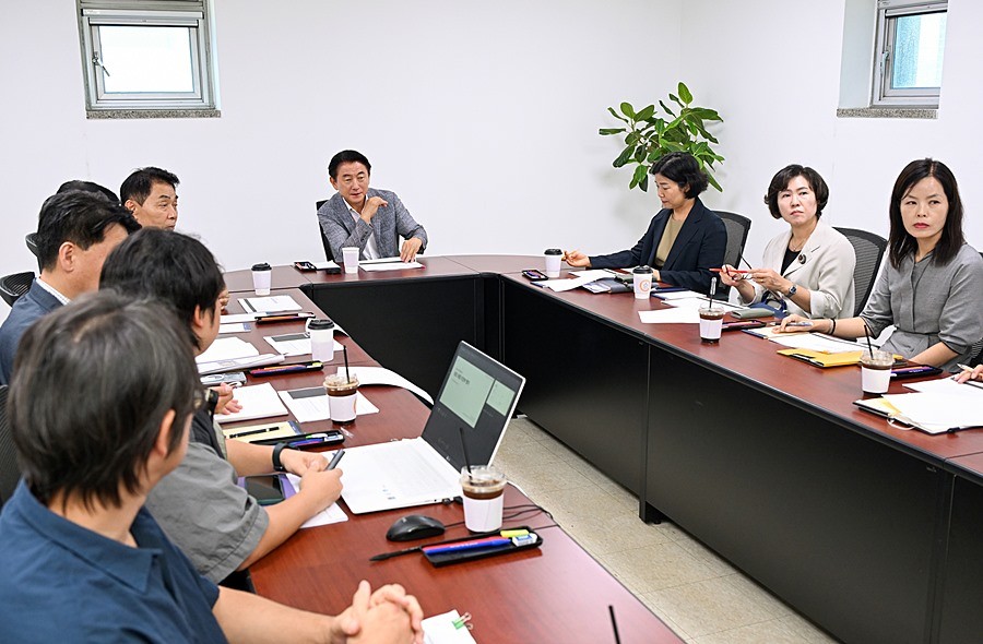 김동근 시장이 8월 6일 의정부문화재단에서 관계자들과 회룡문화제 준비상황을 점검하고 있다